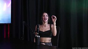 Obožujem najboljše trenutke Debore Andrade z Vitorijo Beatriz v Hot Cast del 2 na Sheer Red, gre za čuten skupinski seks z igračami in perilo na prostem