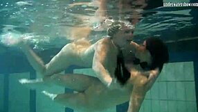 Lezbijki Katka in Barbara z nadebanimi joškami pod vodo v bazenu
