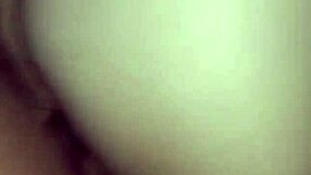 Privesc cum nevasta mea e futută anal de iubitul ei negru în timp ce eu sug creampie-ul