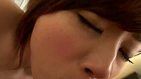 アマチュアのまゆか秋元がガレージでランジェリー姿で彼のチンポにフェラ