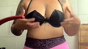 Je cuisine pour l'ami de mon mari en sachant que je vais flasher mes grosses lèvres de chatte ?