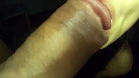 pequeña morena con culo grande y coño apretado monta polla grande y llena sus nalgas de leche