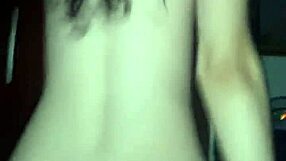 Puta novinka glasno stenja z mokro pičko in rittjo