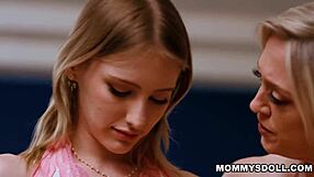 Dee Williams sa stáva intímnejšou s Melody Marks, čo vedie k senzuálnej relácii, keď obe skúmajú, čo robí každú skutočne krásnou?