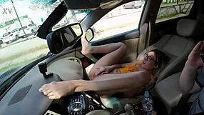 Megan stříká a dostává zlatou sprchu