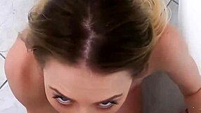 Telefonik łapie spermolubną laskę jadącą na wielkim kutasie za kulisami