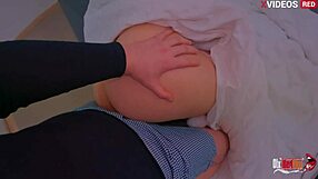 Nevlastný brat sa vplíži do izby horúcej nevlastnej sestry