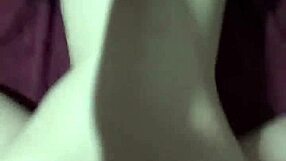 Puta novinka glasno stenja z mokro pičko in rittjo