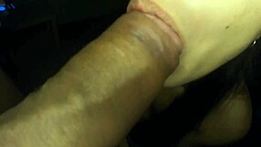 pequeña morena con culo grande y coño apretado monta polla grande y llena sus nalgas de leche