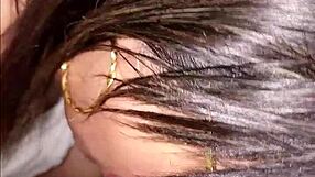 أم صاحبي قبضت عليّ وأنا أشم ملابسها الجنسية