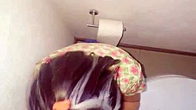 Mis amigos estaban cogiendo en los cuartos, así que me tuve que llevar a la morrita al baño en la fiesta de compas para un rapidín.