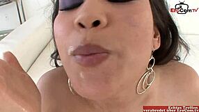 נערה אסייתית חומה מעוקלת ציצים טבעיים טועמת זרע טרי