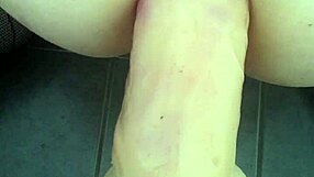 Dildo sträcker röven i hård anal med leksaker och amatör rövknull