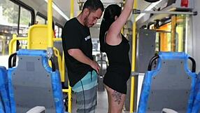 velho escroto da encoxada se masturba ate gozar na morena no onibus