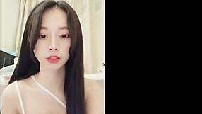 美丽亚洲女孩边聊天边感受快乐