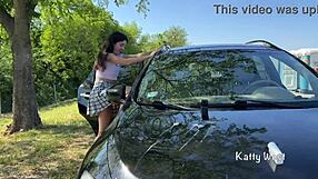 Luda devojka piša na krovu automobila da ga očisti 😜