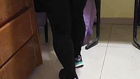 Contrato Una Empleada De Limpieza Y La Muy Zorra Viene Con Leggins Transparentes Y Un Hilo