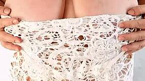 Bude maskovaná babka MariaOld prstovať svoju oholenú pičku v spodnom prádle? Masturbuje pre nevlastného vnuka s veľkými cicmi!