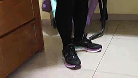 Contrato Una Empleada De Limpieza Y La Muy Zorra Viene Con Leggins Transparentes Y Un Hilo