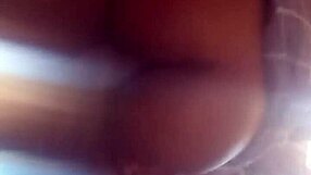 Elle Sassoie Sur Une Bite Le Cul � Lair