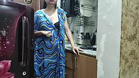 Madrastra india mira y folla a su hijastro en la cocina