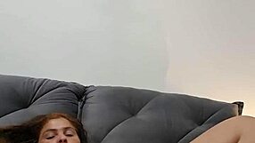 Ruivinha Gostosa Showing Off Her Breasts and Pink Bucetinha