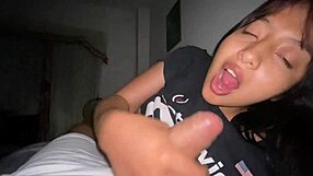 mi hermanastra me da sentones con su tanga blanca puesta