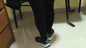 Contrato Una Empleada De Limpieza Y La Muy Zorra Viene Con Leggins Transparentes Y Un Hilo