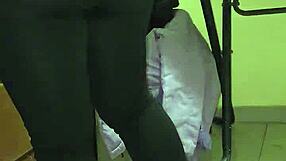 Προσέλαβα υπάλληλο καθαρισμού και η πόρνη έρχεται με διαφανή λεγκίνς και νήμα