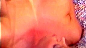 이달의 플레이메이트: 클래식 마일프가 큰 자지와 트림된 보지로 섹스