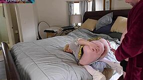 Stor røv Pawg steddatter lader stedfar putte den ind før klasse. Han fylder hendes kurvede røv med creampie.