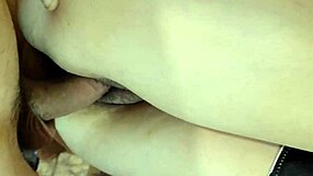 Vlažna pička mlade pastorke curi od sperme čudovišnog kurca u intimnom susretu