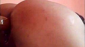 Krągła Laska Solo Jeździ na Dildzie Pieprząc Ciasną Dziurę