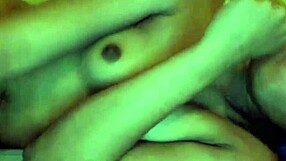 Pyöreäbrunssi amatööripari kotivideolla suutelee ja nuolee hurjassa lähetyssaarnaajan panossa