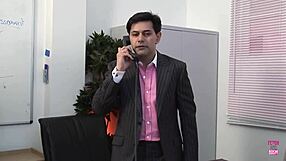 المدير الشاذ جمع سكرتيرتيه الشقراوين على المكتب لثلاثي عنيف مص زب ونيك كلبي