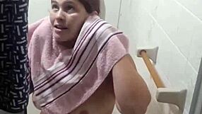 Depois que fui filmada no banho dei o cuzinho de 4 bem gostoso pro safado!