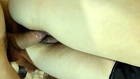 Hermanastras cachondas con coños chorreando lefa de polla monstruosa en polvo íntimo