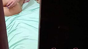 flagrei a milf usando brinquedinho no cu gozei dentro e escorreu leite completo no red