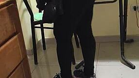 Contrato Una Empleada De Limpieza Y La Muy Zorra Viene Con Leggins Transparentes Y Un Hilo