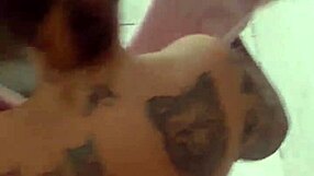 Depois que fui filmada no banho dei o cuzinho de 4 bem gostoso pro safado!