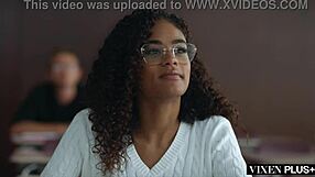 Vixenplus Maitland Ward insegna lezione oscura agli studenti con calze