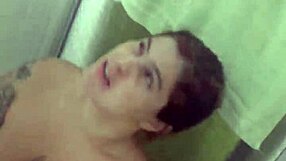 Depois que fui filmada no banho dei o cuzinho de 4 bem gostoso pro safado!