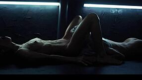 أحس نفسي مخبل وهاللوات البيضاوات الكبيثات يقبلن ويتبعن في سيكس ليزبي فوضوي.