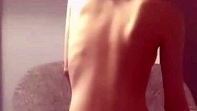 Japansk slank føler sig sensuel i røde sexy shorts