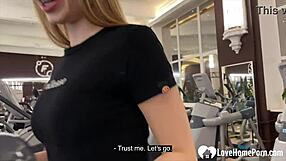 Adoro Foder no Banheiro Público com Loira de Joelhos