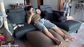 Azijska studentkinja Emu Yumi štrca i orgazmira od intenzivnog prstima u koledžu