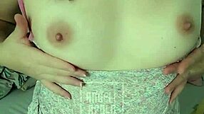 شقراء طيز كبيرة وعيون زرقاء توجه إستمنائك وهي تعشق منحنياتها في لعب فتش homemade