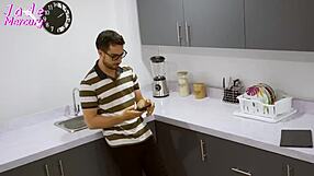 Thieves pose as strippers