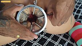 em uma brincadeira de adultos uma das amiga prepara um cu para ser fodido e massacrado