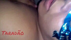 V tej amaterski sceni zrela latinka dobi čaščenje ogromne riti in polnjenje s cumom po senzualni masaži.